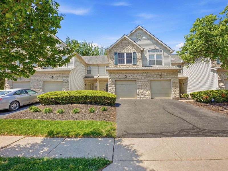 2575 Rustling Oak Boulevard , Hilliard, OH 43026 Photo 2