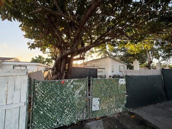 890 E 52nd St , Hialeah, FL 33013