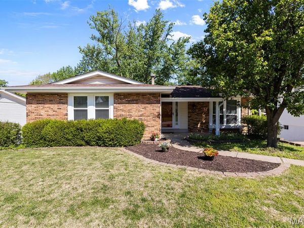 829 Forest Village Drive, Ballwin, MO 63021