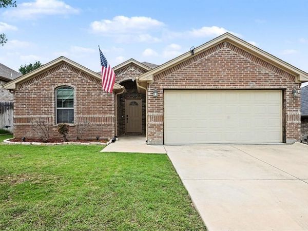 808 N Ridge Drive , Fort Worth, TX 76108