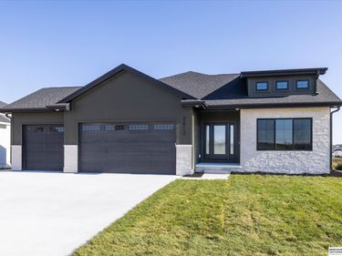 5813 N 214th Avenue Circle, Elkhorn, NE 68022