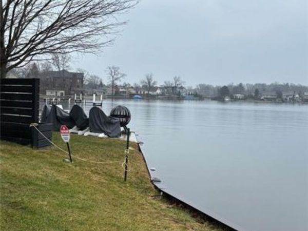 208 Brittain Drive, Lake Orion Vlg, MI 48362