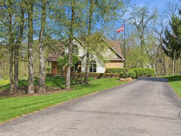 7042 Autumn Wood Drive, Hamburg Twp, MI 48116