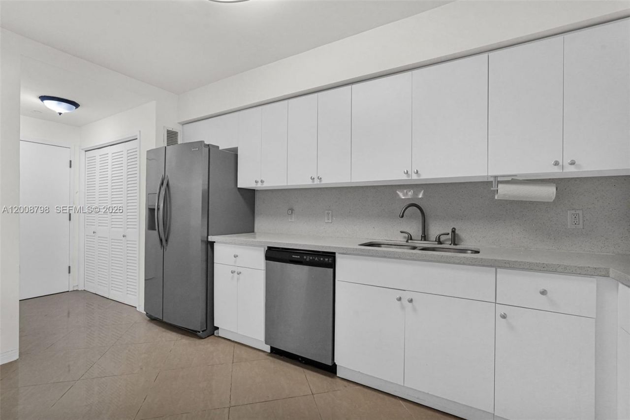 5825 Collins Ave , Unit 2E, Miami Beach, FL 33140 Photo