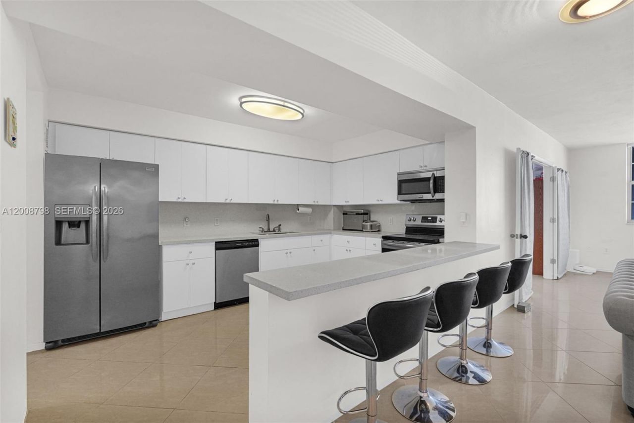 5825 Collins Ave , Unit 2E, Miami Beach, FL 33140 Photo
