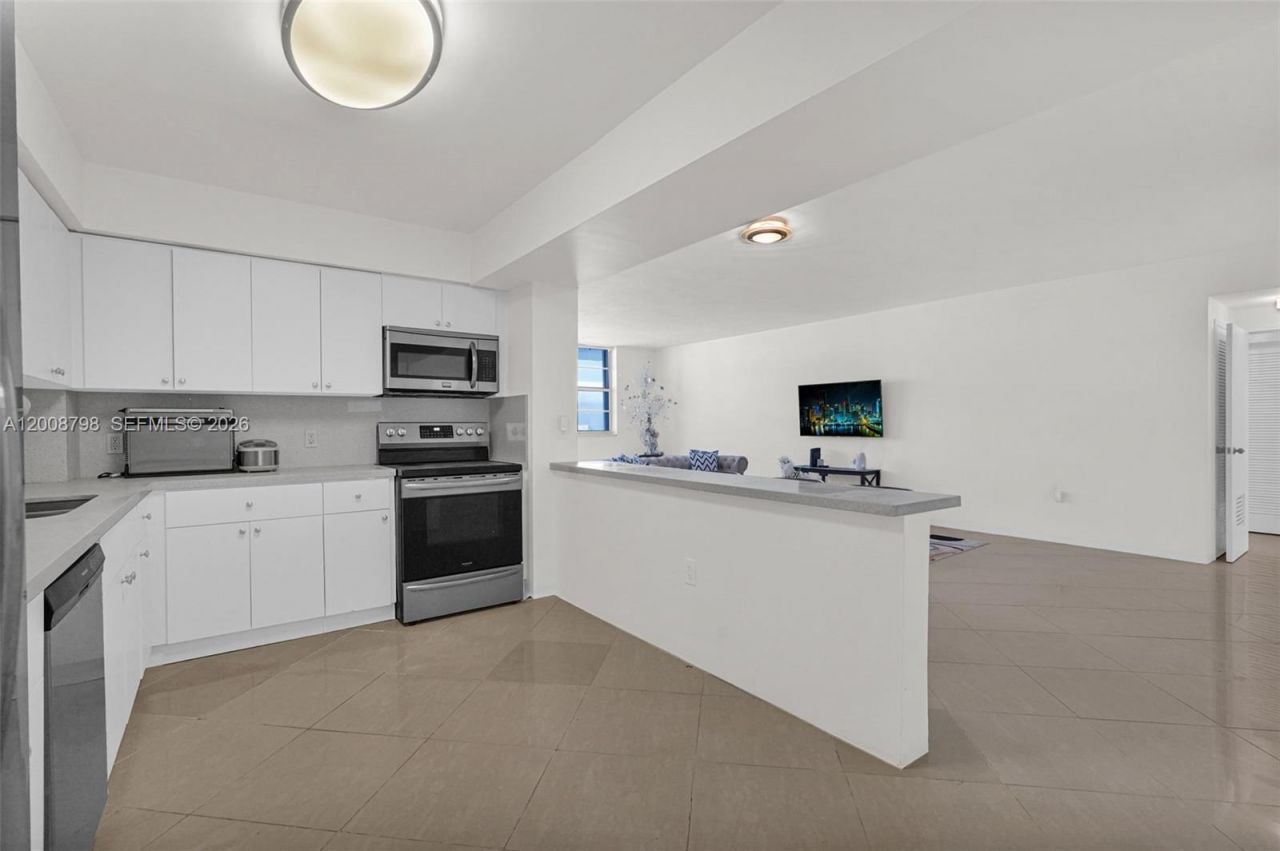 5825 Collins Ave , Unit 2E, Miami Beach, FL 33140 Photo