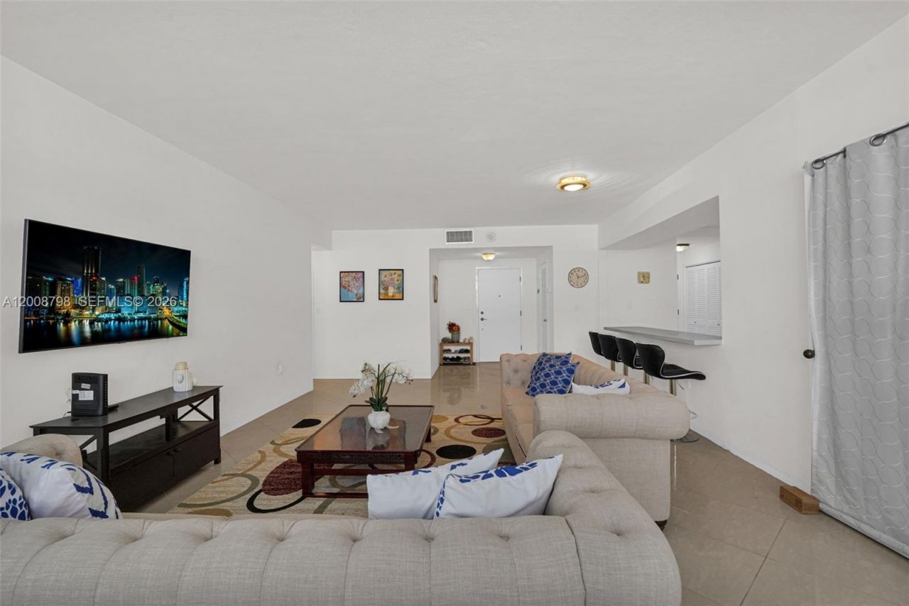 5825 Collins Ave , Unit 2E, Miami Beach, FL 33140 Photo