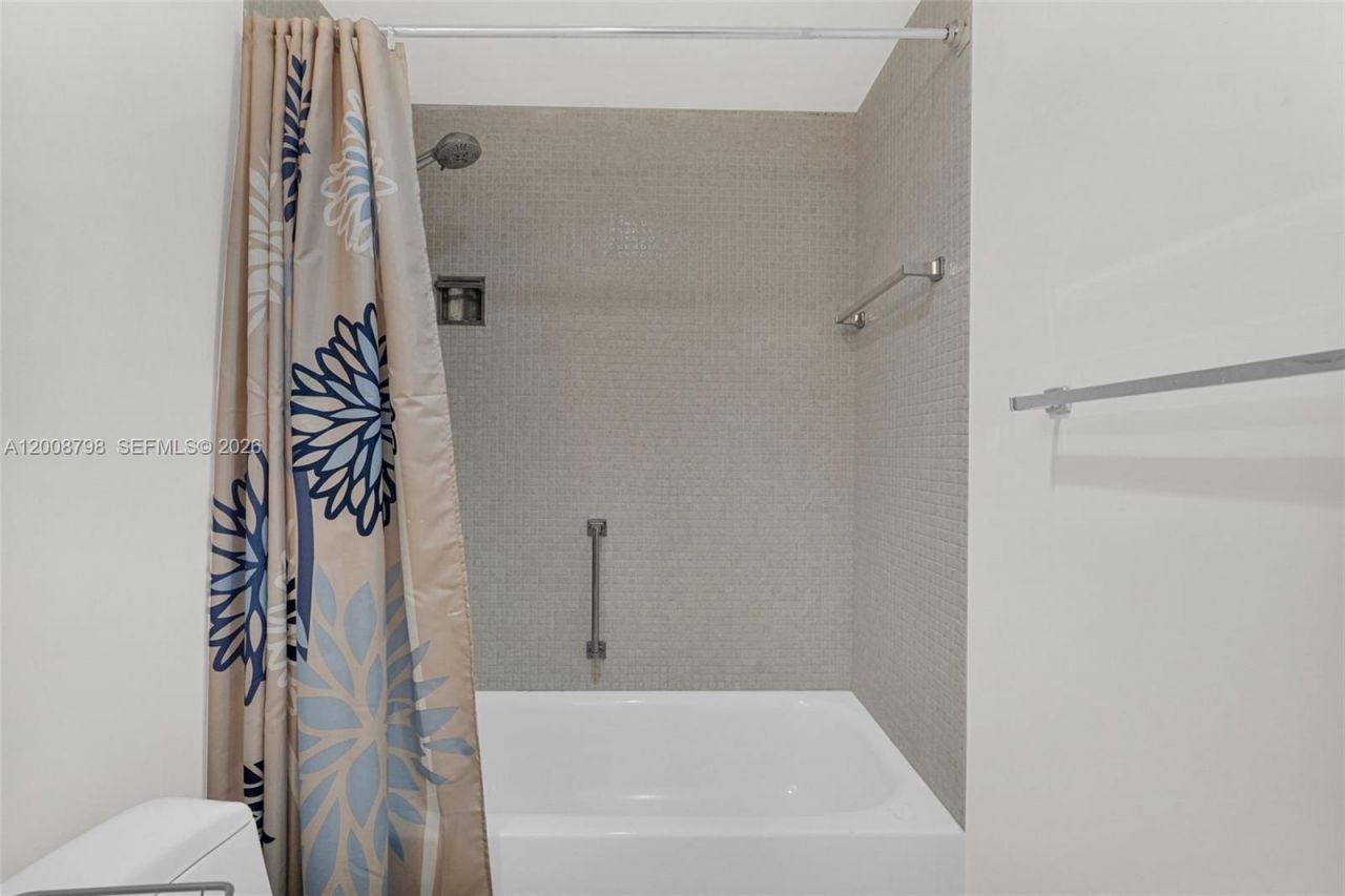 5825 Collins Ave , Unit 2E, Miami Beach, FL 33140 Photo