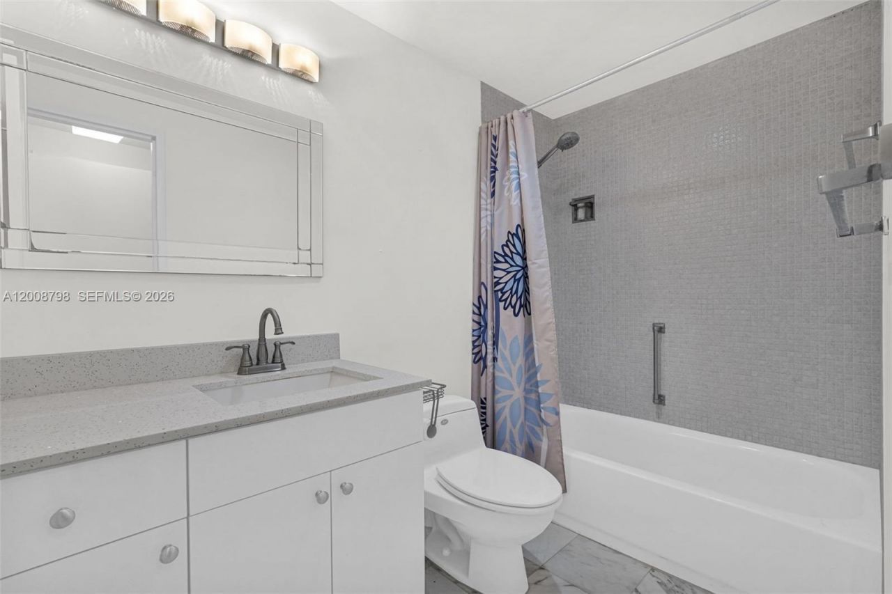 5825 Collins Ave , Unit 2E, Miami Beach, FL 33140 Photo