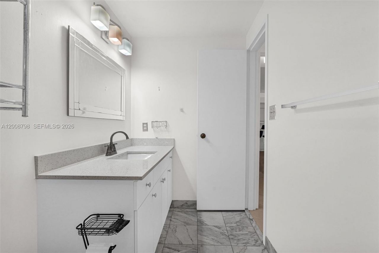 5825 Collins Ave , Unit 2E, Miami Beach, FL 33140 Photo