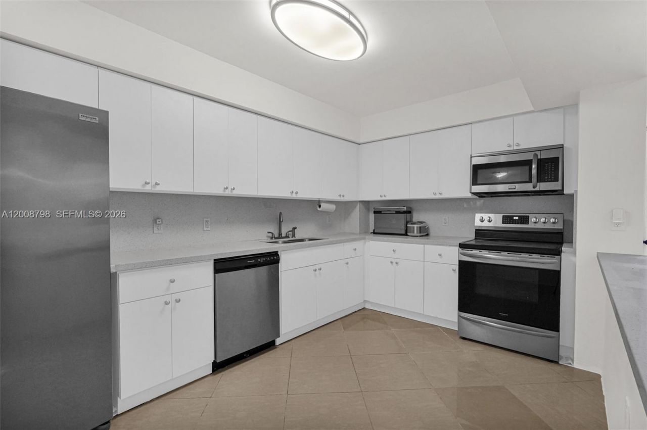 5825 Collins Ave , Unit 2E, Miami Beach, FL 33140 Photo