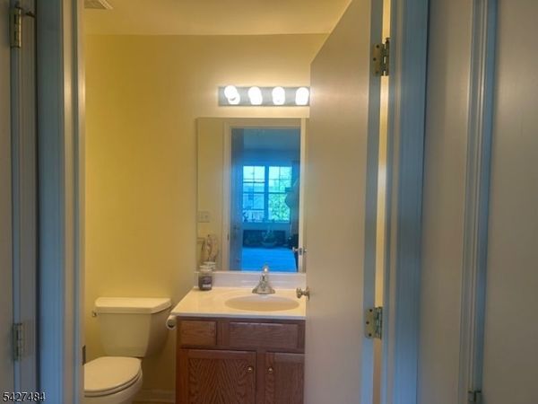832 Honeybrook Cir, Lopatcong, NJ 08886
