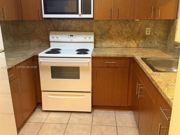 8185 NW 7th St, Unit 209, Miami, FL 33126