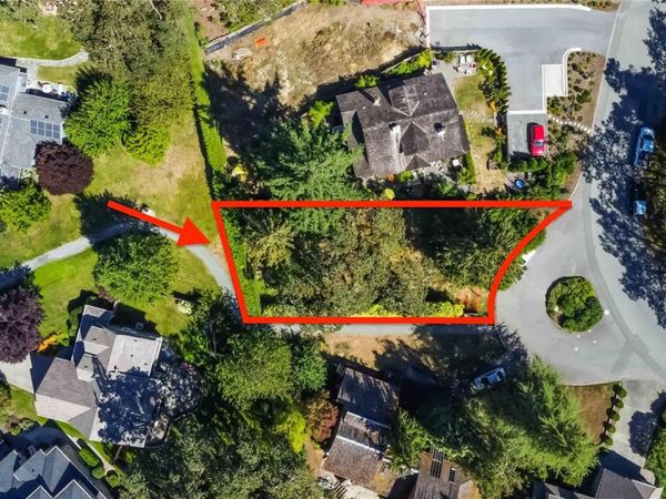 933 Woodhall Dr , Saanich, BC V8X 3L7