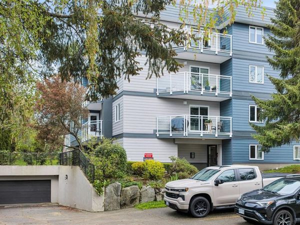 949 Cloverdale Ave, Unit #8, Saanich, BC V8X 2T4