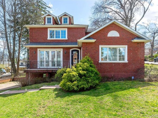 2 Avalon Road , Great Neck, NY 11021