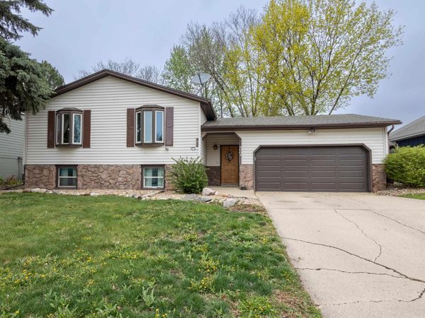 5004 W 49th St, Sioux Falls, SD 57106