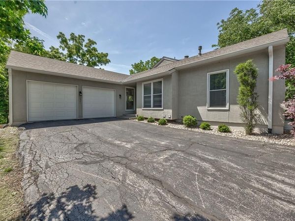 10781 Oakmont Street, Overland Park, KS 66210