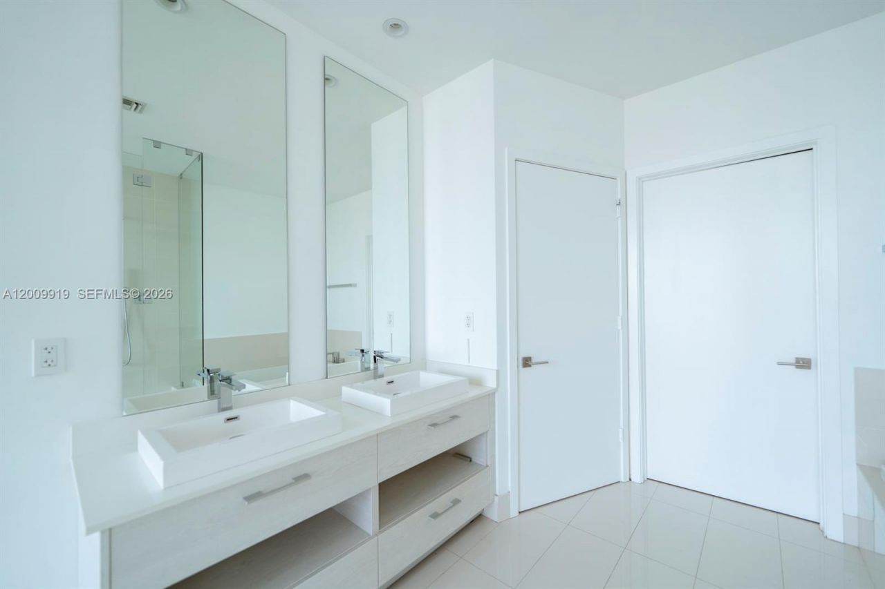 45 SW 9th St , Unit 4906, Miami, FL 33130 Photo
