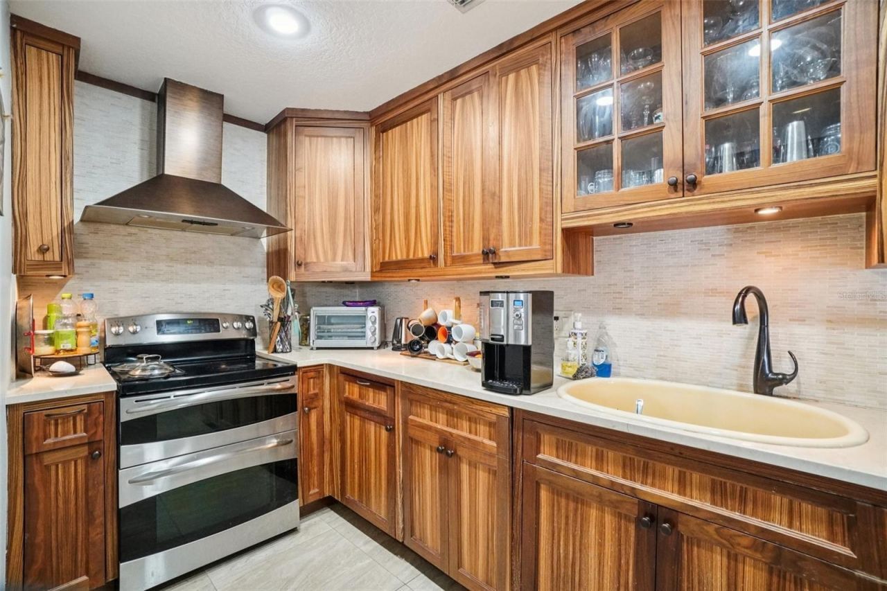 162 SE Lincoln Circle N, Saint Petersburg, FL 33703 Photo