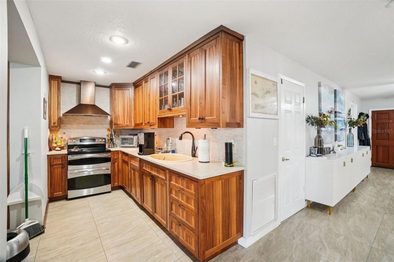 162 SE Lincoln Circle N, Saint Petersburg, FL 33703 Photo
