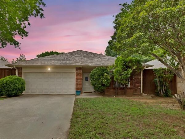 299 Boliver Avenue , Lake Dallas, TX 75065