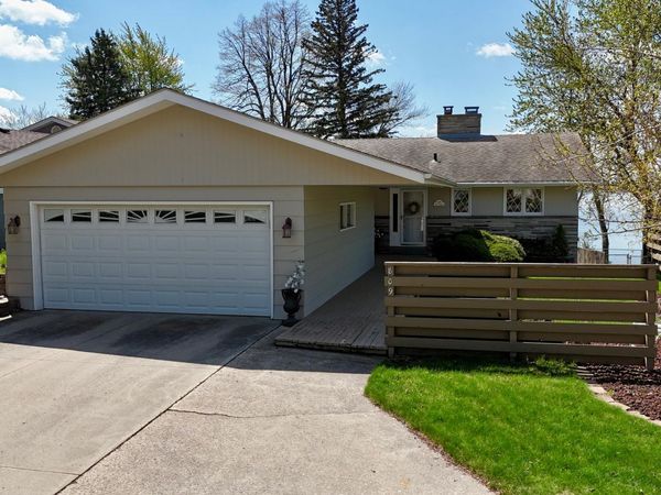 809 W Lake Avenue , Worthington, MN 56187