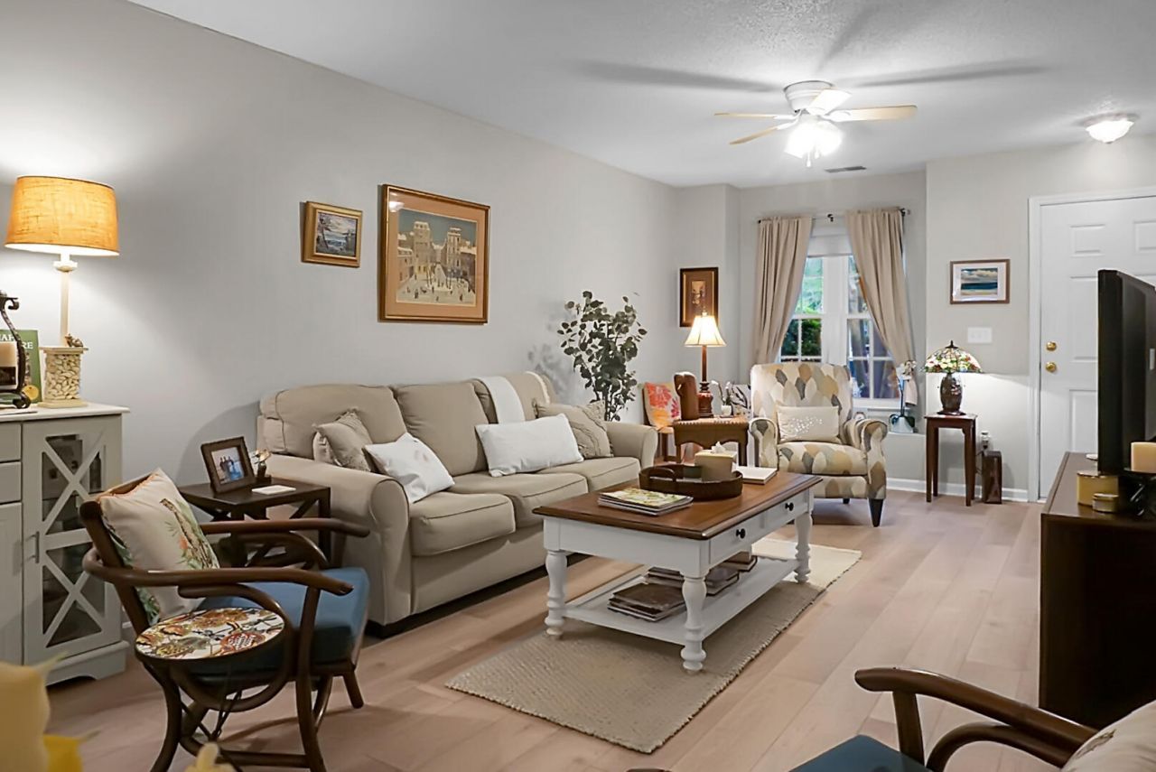 8169 Shadow Oak Drive Photo 10