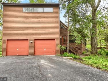 8 PHEASANT DRIVE, HERSHEY, PA 17033
