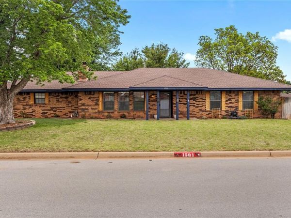 1501 Rolling Hills Street, Weatherford, OK 73096