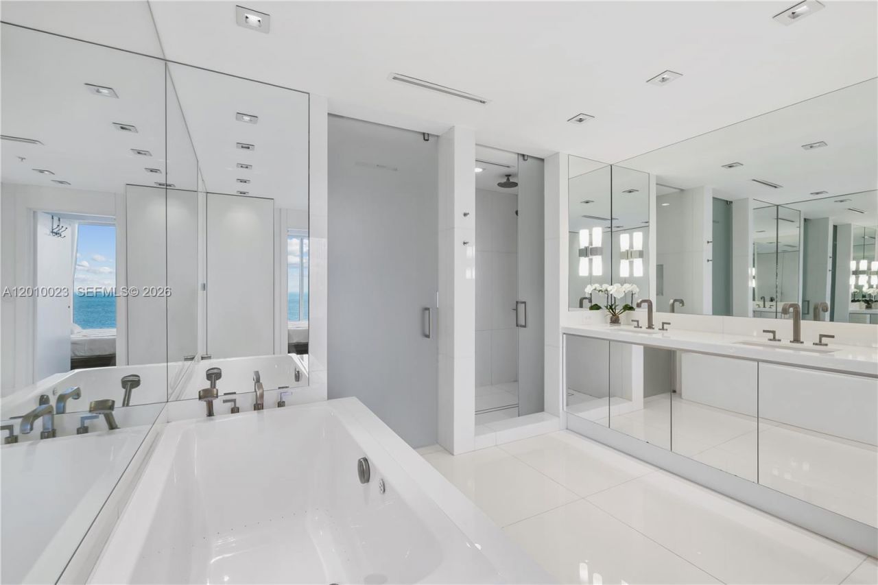 6899 Collins Ave, Unit 2208, Miami Beach, FL 33141 Photo