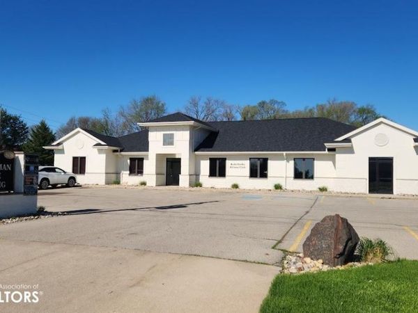 808 4th Street NE, Hampton, IA 50441