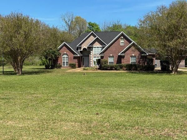 1420 Cedar Creek, Starkville, MS 39759