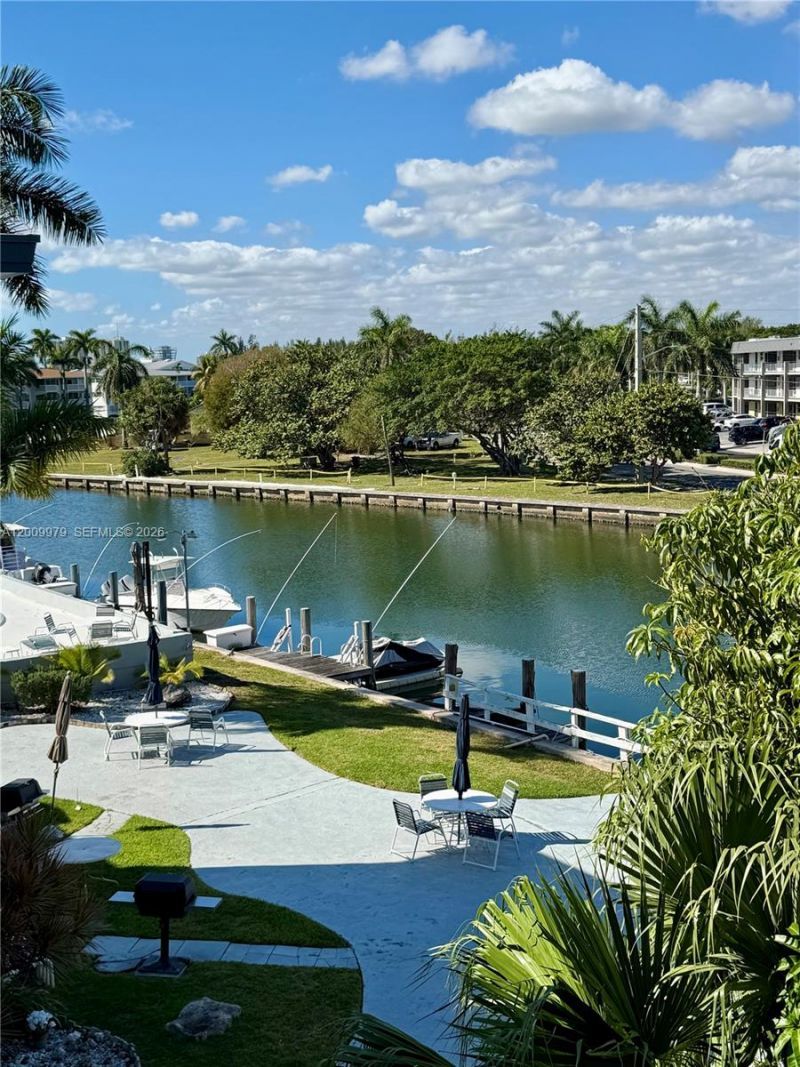 467 Golden Isles Dr , Unit 310, Hallandale Beach, FL 33009 Photo
