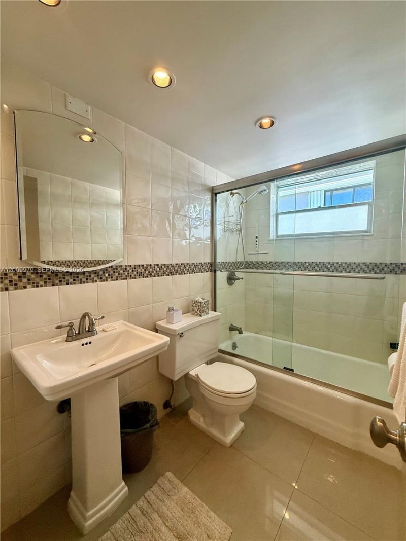 467 Golden Isles Dr , Unit 310, Hallandale Beach, FL 33009 Photo