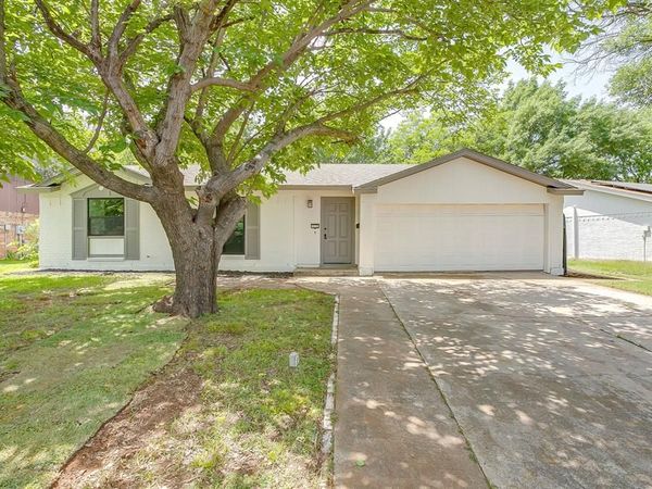 113 Quail Creek Drive, Crowley, TX 76036