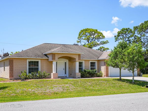 550 Brickell Street SE, Palm Bay, FL 32909