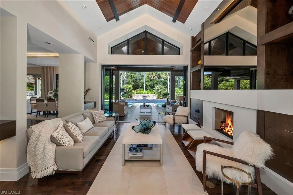 384 Edgemere Way E, Naples, FL 34105 Photo