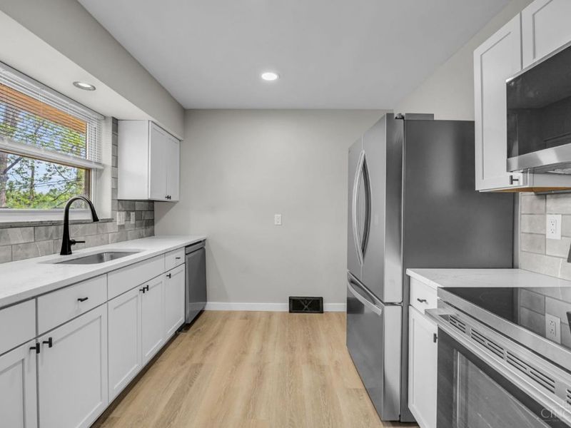 225 Ireland Avenue, Greenhills, OH 45218 Photo 2