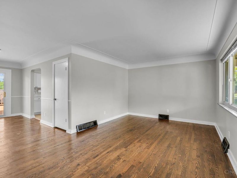 225 Ireland Avenue, Greenhills, OH 45218 Photo 4