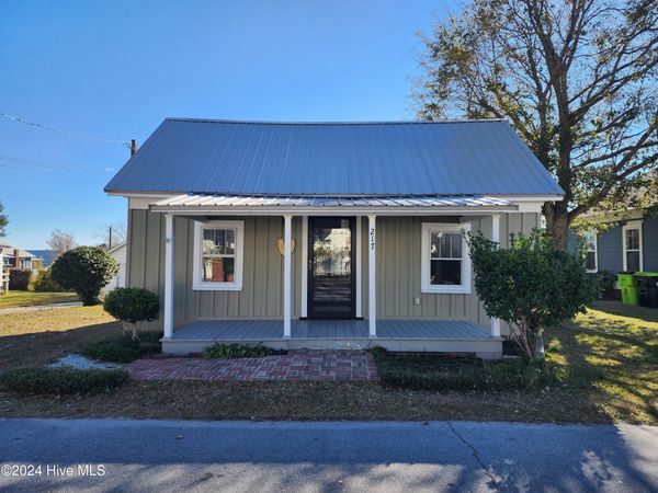 217 S Walnut Street , Swansboro, NC 28584