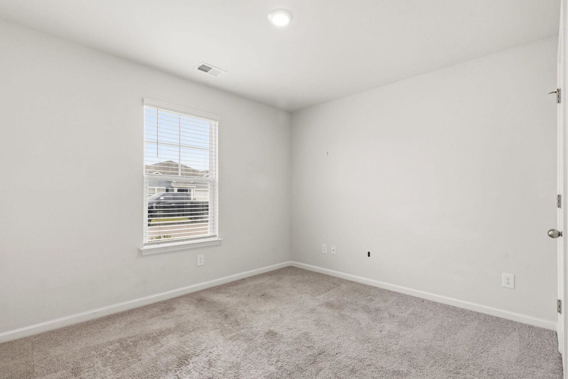 392 Spruce Pine Way Photo 4