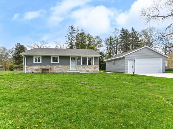 1624 S Woodside Dr, New Berlin, WI 53151
