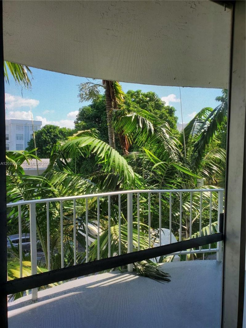 496 NW 165th St Rd , Unit D-412, Miami, FL 33169 Photo