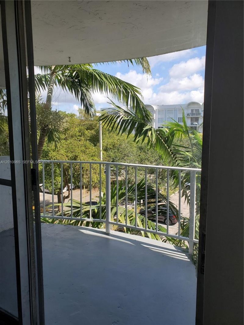 496 NW 165th St Rd , Unit D-412, Miami, FL 33169 Photo