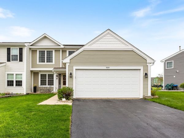 909 FOX CHASE DR Drive, Round Lake Beach, IL 60073