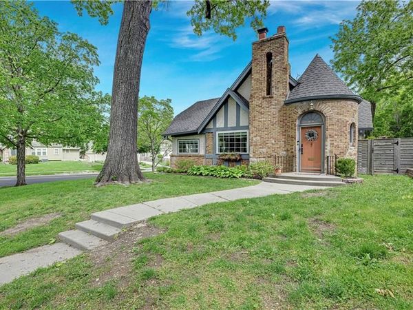 300 E Dartmouth Road, Kansas City, MO 64113