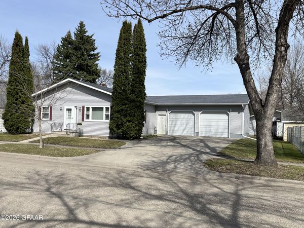 326 SUMMIT Avenue, Grafton, ND 58237