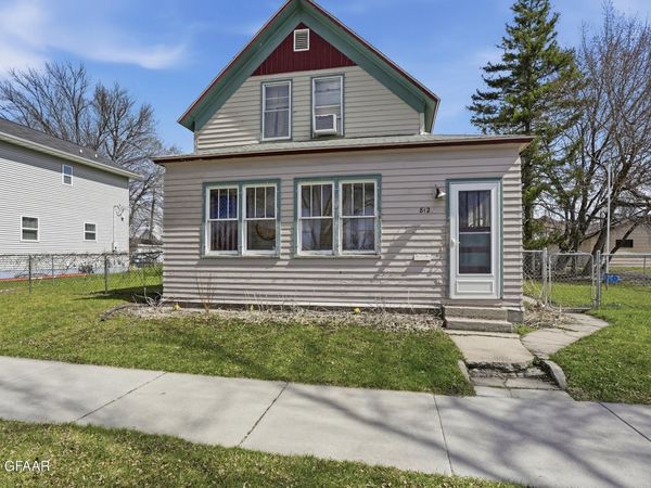 812 N 4TH Street , Grand Forks, ND 58203