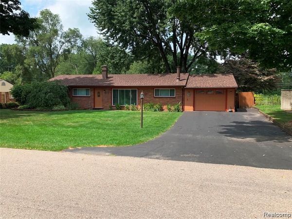 1693 Ashstan Drive , Walled Lake, MI 48390
